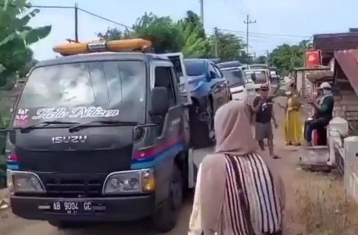 Video yang sempat viral di Desa Sumurgeneng, Tuban, Jawa Timur karena warganya memborong mobil hingga ratusan