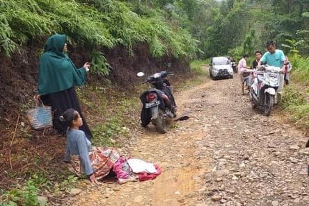 Heboh! Warga Lebak Melahirkan di Tengah Jalan Rusak Gegara Jarak Puskesmas 20 Kilometer (Dok. Kades Cibarani)