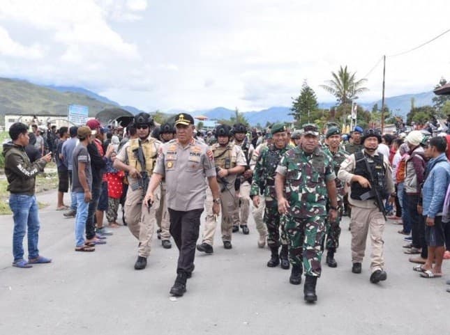 Kapolda Papua Irjen Paulus Waterpauw dan Pangdam XVII/Cenderawasih, Mayjen Herman Asaribab  (Foto : Humas Polda)