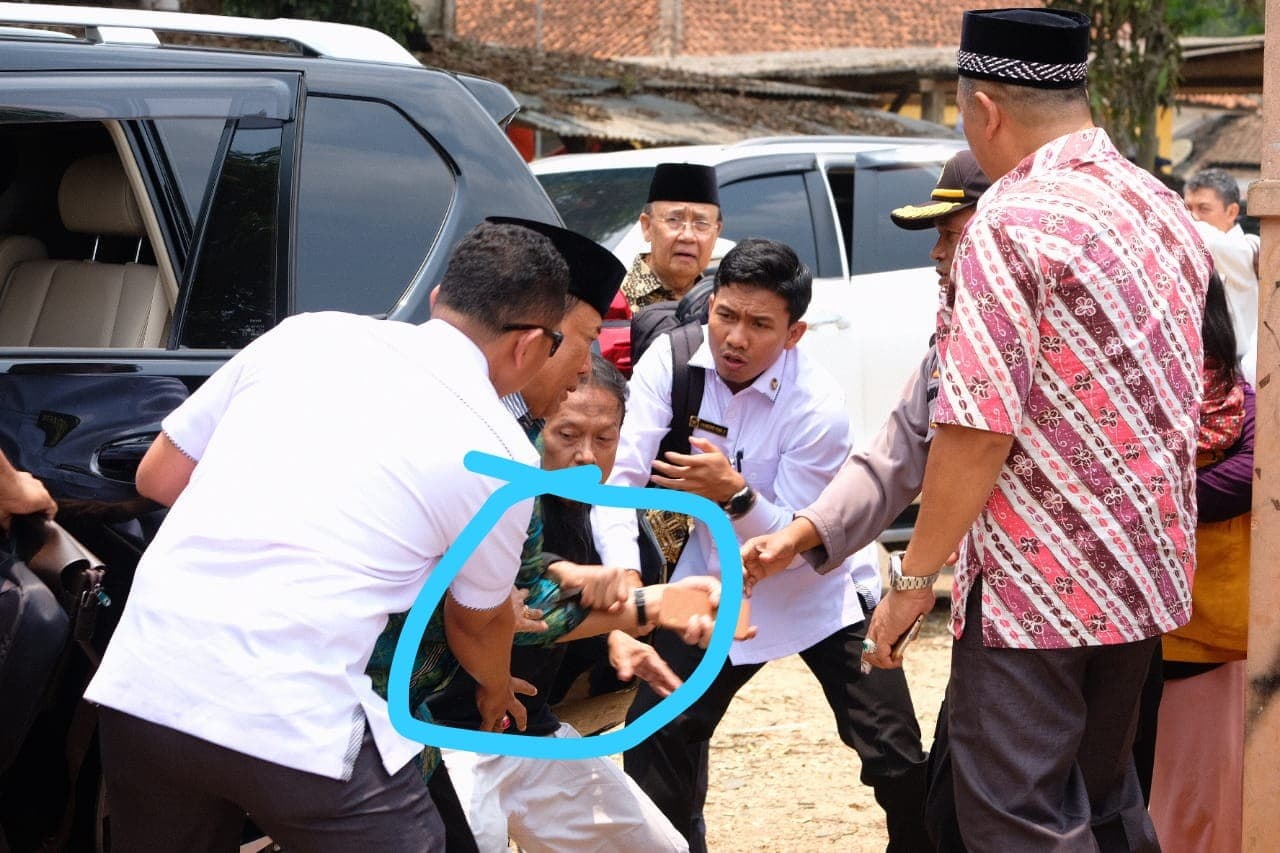 Wiranto ditusuk orang tak dikenal