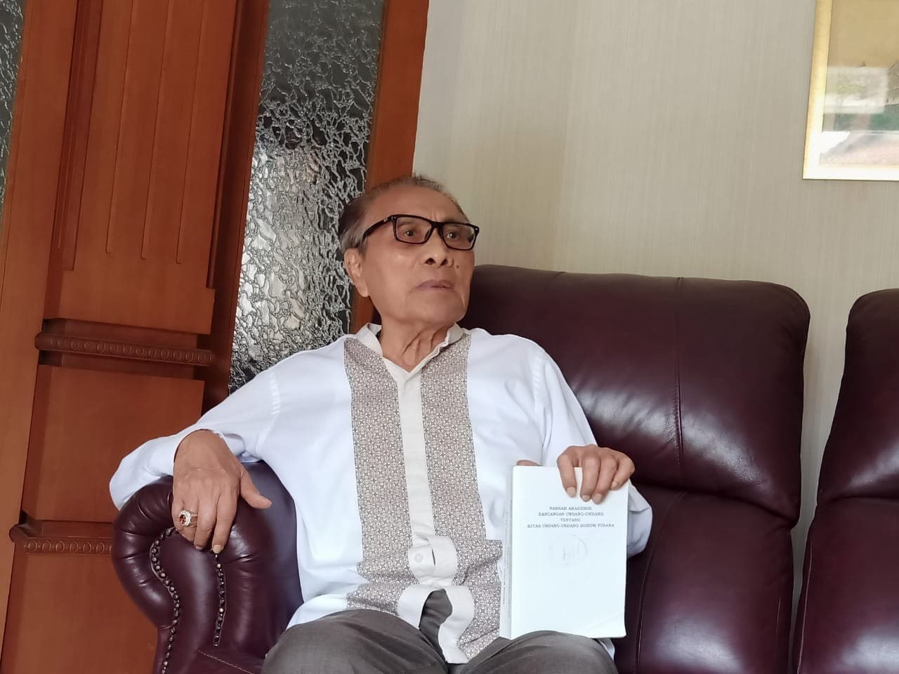Prof Andi Hamzah saat ditemui di kediamannya pada Jumat 22 November 2019 (REQnews)