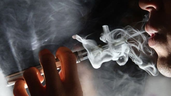 Penggunaan Rokok Elektrik (Foto: bbc)