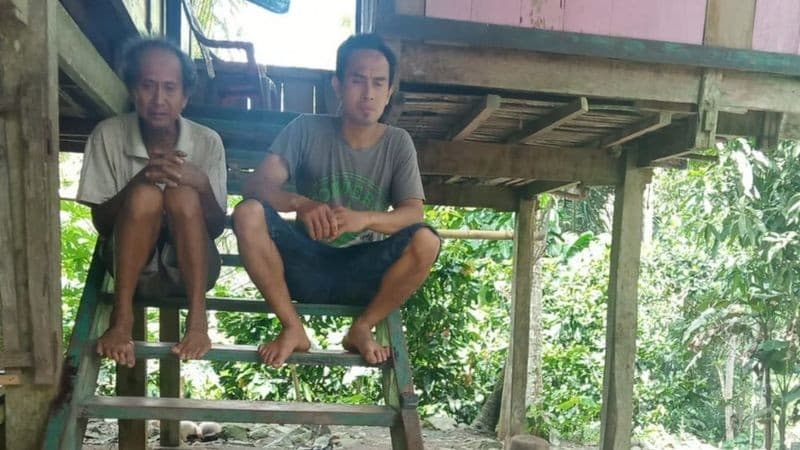 Natu dan Ario Permadi di rumah panggung mereka di Desa Ale Sewo, Soppeng, Sulsel (Foto:bbc)