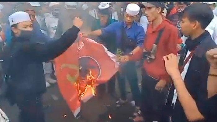 Pembakaran bendera PDIP (Foto:Istimewa)