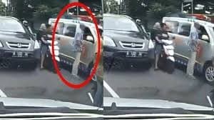 Ambulan dihalangi mobil kijang (Foto:Istimewa)