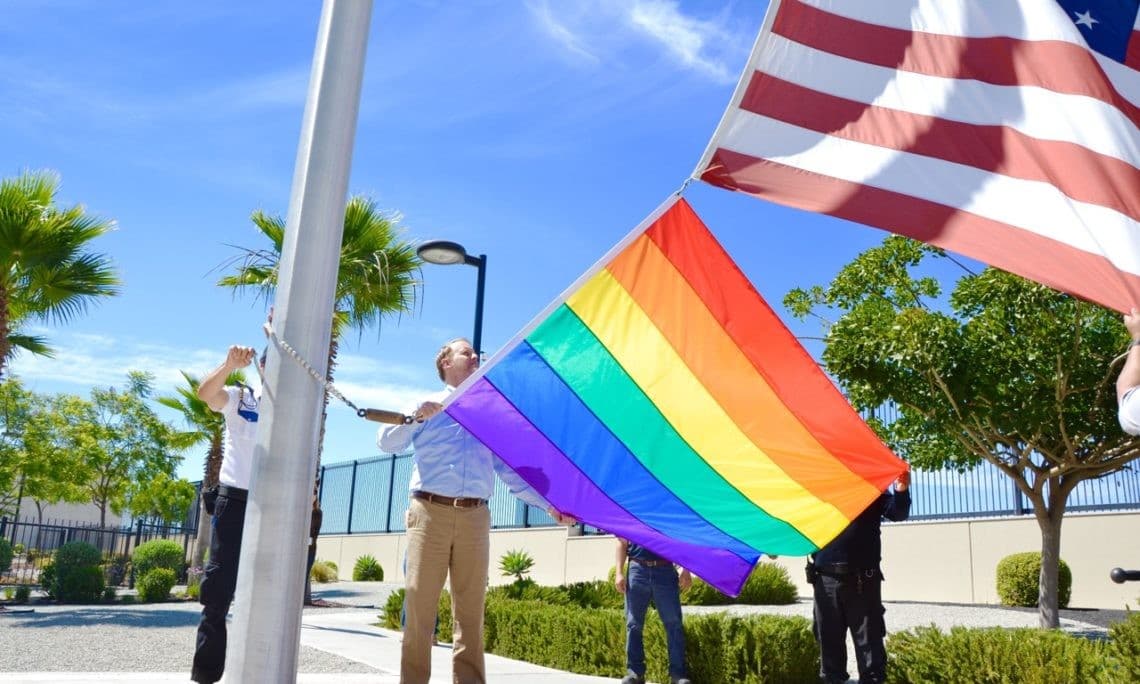 Ilustrasi pengibaran bendera LGBT (Foto:Istimewa)