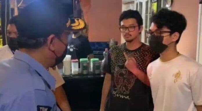 Anak Anggota DPRD Acungkan jari Tengah ke Satpol PP (Foto:Istimewa)