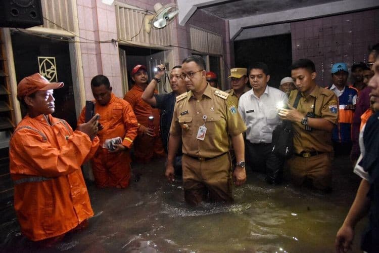 Gubernur DKI Jakarta, Anies Rasyid Baswedan, saat meninjau banjir