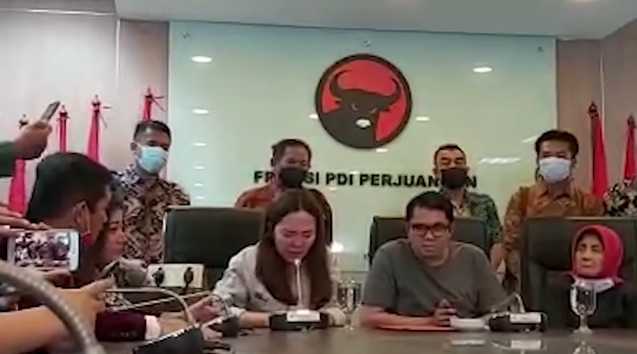 Momen haru saat Anggiat Pasaribu meminta maaf kepada Ibu Arteria Dahlan (Foto: Istimewa)