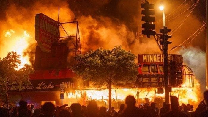 Kerusuhan di Amerika atas tewasnya pria kulit hitam oleh polisi (Foto:Istimewa)