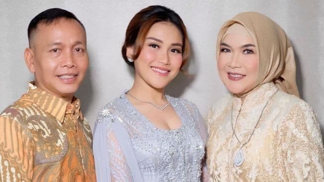 Penyanyi dangdut Ayu Rosmalia alias Ayu Ting Ting bersama kedua orangtuanya Umi Kalsum dan Abdul Rozak