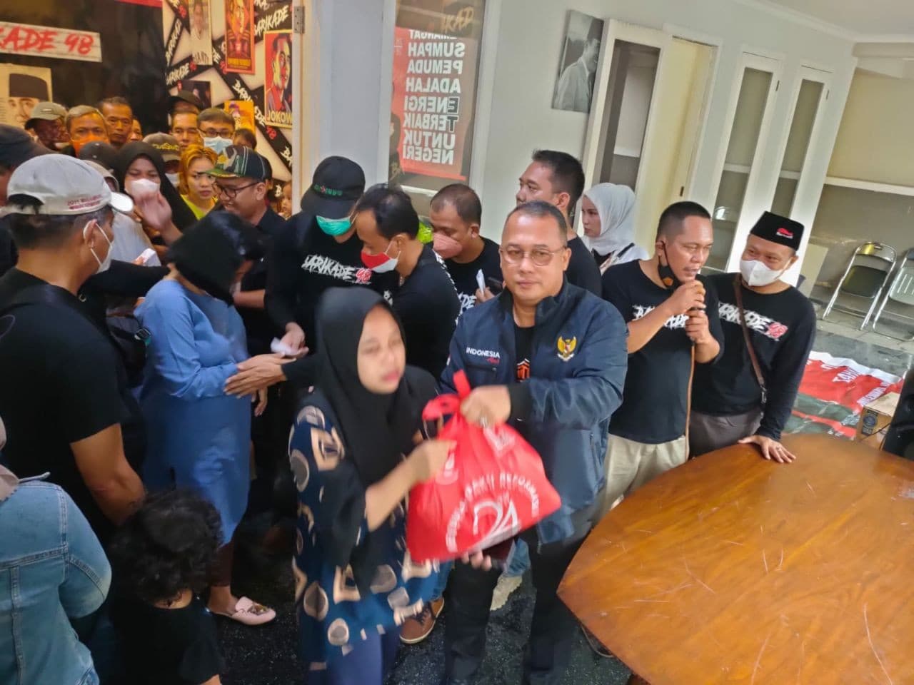 Pembagian sembako oleh Barikade 98, Jumat 20 Mei 2022