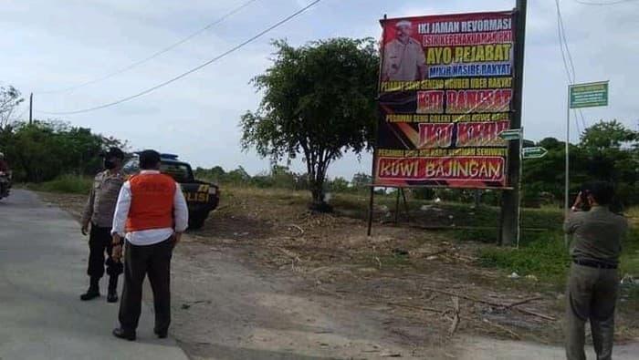 Baliho berukuran besar terpasang di depan balai Desa Jenar, Kabupaten Sragen, Jawa Tengah oleh Kepala Desa (Kades), Samto (Foto: Istimewa)