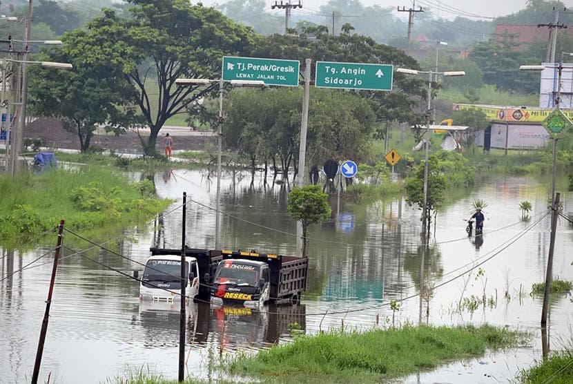 Banjir di jalan Raya Porong, Sidoarjo, Jawa Timur