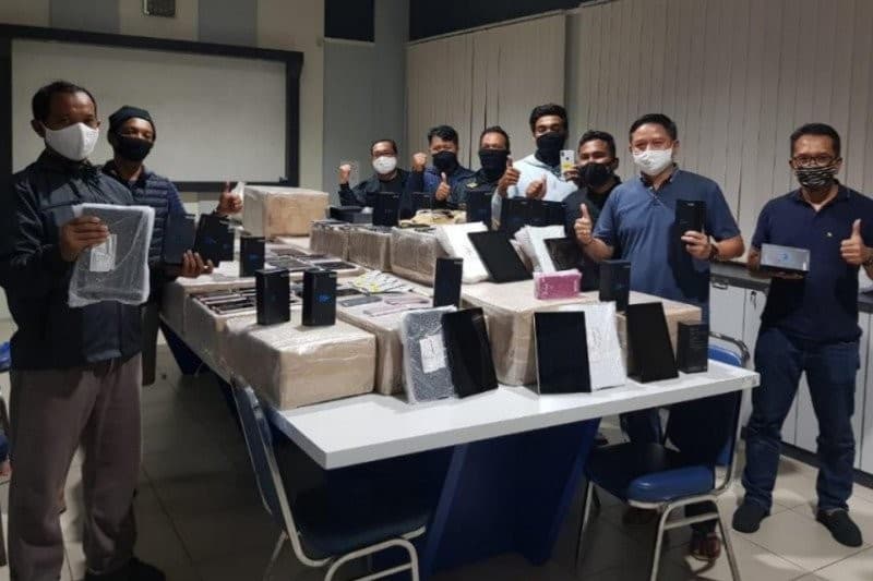 Petugas DJBC Kepri menunjukkan barang bukti hasil tangkapan berupa handphone ilegal (Foto:Humas DJBC Khusus Kepri)