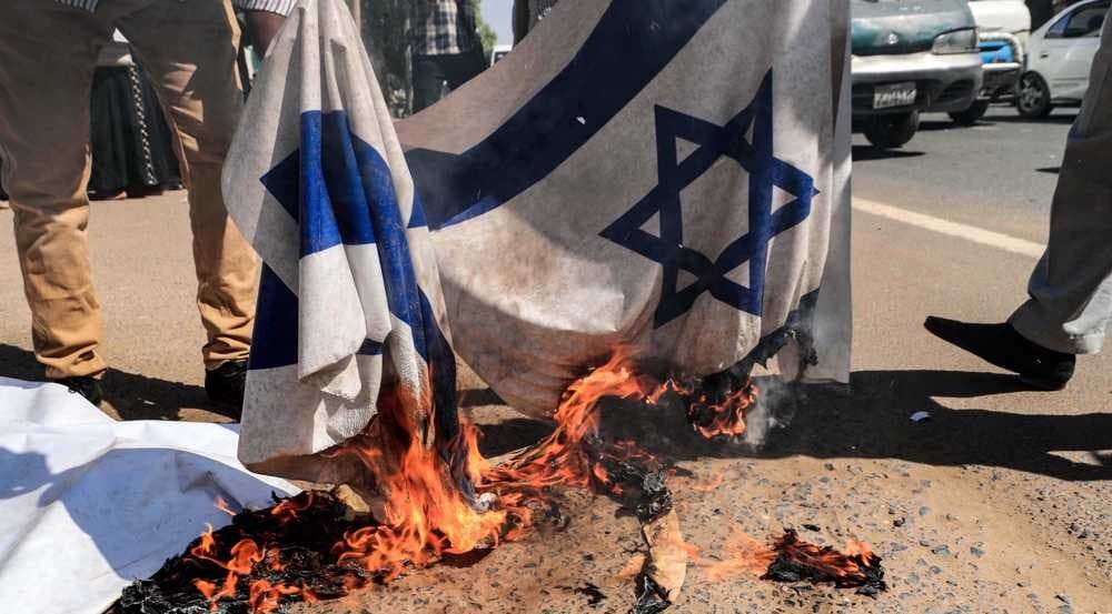 Ilustrasi bendera Israel dibakar