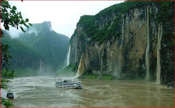 Yarlung Tsangpo Grand Canyon. Orang India menyebutnya Sungai Brahmaputra. Di sinilah bendungan super itu akan dibangun. Foto: alchetron.com