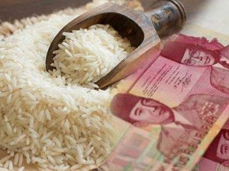 Selain bansos tunai Rp 600 ribu , Menteri Sosial Tri Rismaharini juga membagikan bantuan beras 10 kilogram (Foto: Istimewa)