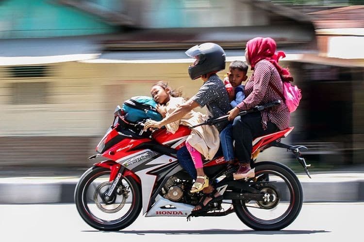 Ilustrasi naik motor lebih dari satu orang (istimewa)