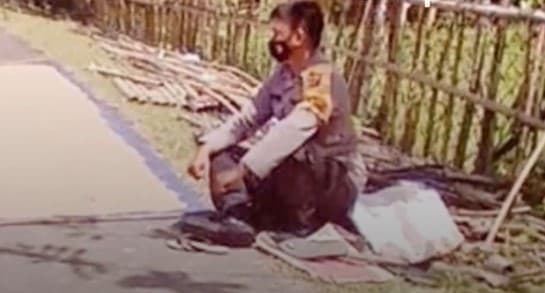 Aksi viral Brigadir Miswandi jaga gabah agar petani bisa vaksin. 