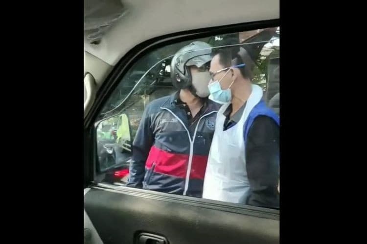 Sopir ambulans cekcok dengan pengendara motor (Foto:istimewa)