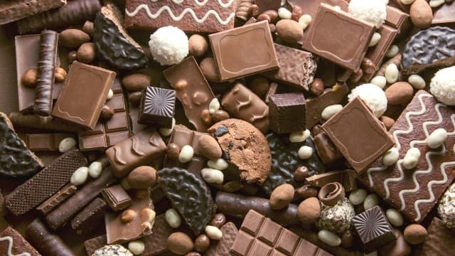 Cokelat, biasa dijadikan camilan orang dewasa dan anak-anak
