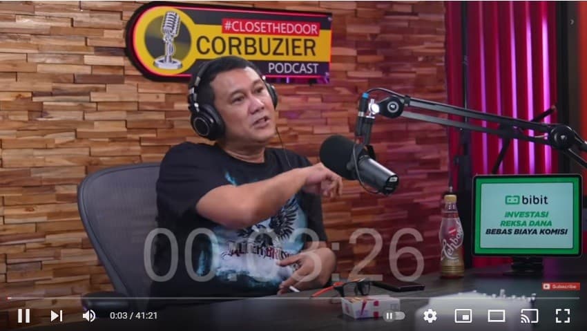 Pegiat Media Sosial, Denny Siregar. (Foto: YouTube/ Deddy Corbuzier)