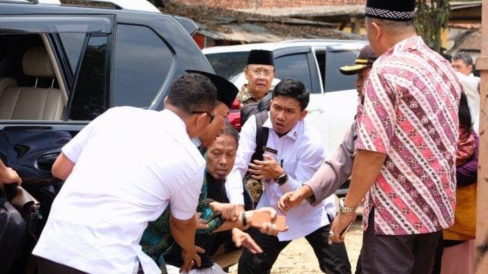 Dua orang mencoba menyerang Menkopolhukam (Foto:Istimewa)