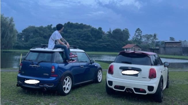 Foto instagram dr Tirta di atas mobil Mini Cooper