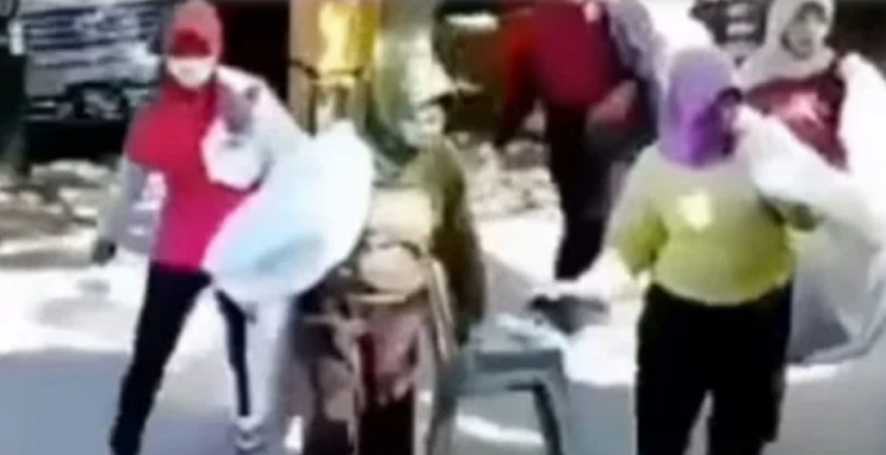 Emak-emak pemulung gasak rumah polisi (Foto: Instagram @fakta.indo)
