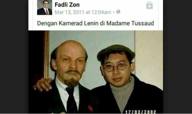 Fadli Zon saat berfoto dengan patung tokoh komunis Lenin