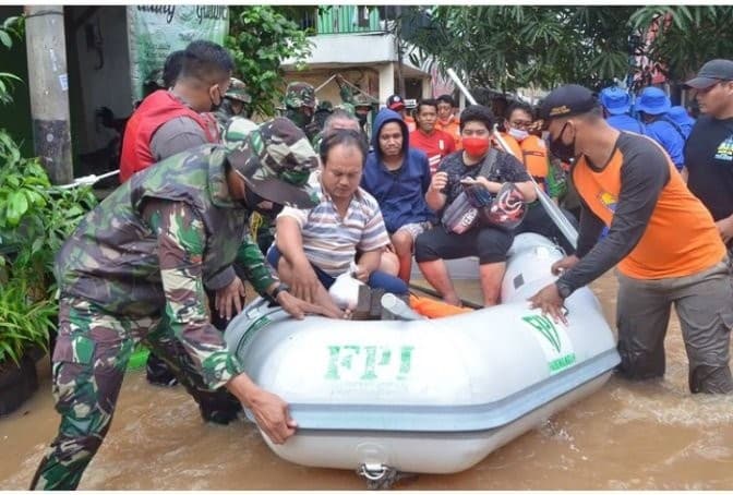Eks FPI saat membantu para korban banjir