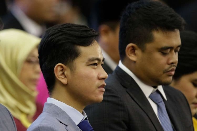 Gibran Rakabuming (kiri) - Bobby Nasution (kanan)
