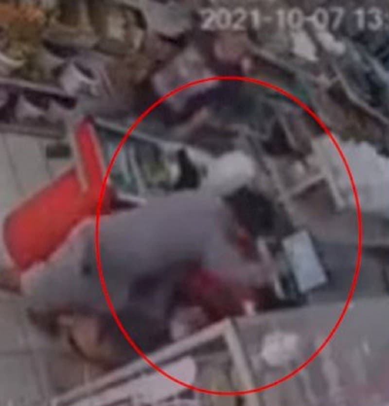 Seorang pria melakukan penikaman menbabi buta ke pemilik toko (Foto:Istimewa)