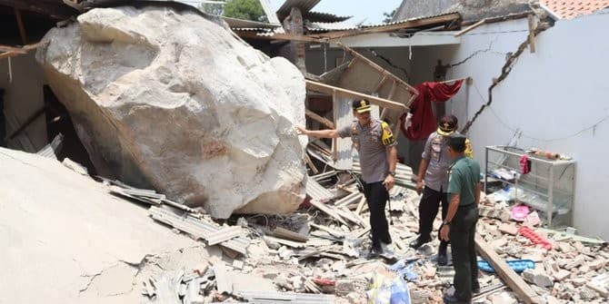Hujan batu akibat ledakan tebing di Purwakarta (foto: istimewa)