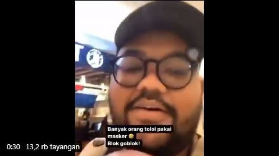 Seorang pria dalam video yang menghujat para pengunjung mal yang menggunakan masker