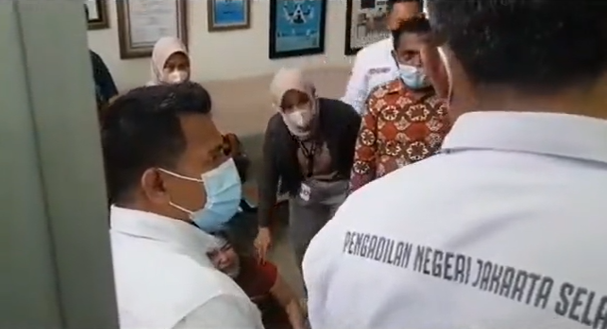 Video seorang ibu ngamuk dan menangis histeris di persidangan (Foto: Tangkapan Layar)
