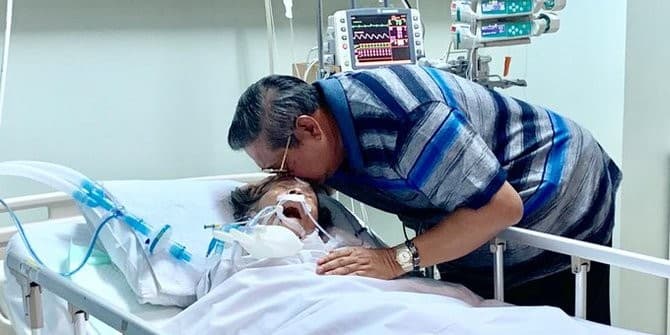 SBY mengecup kening ibundanya, Siti Habibah, yang kini sedang dirawat di RS (sumber: Twitter)