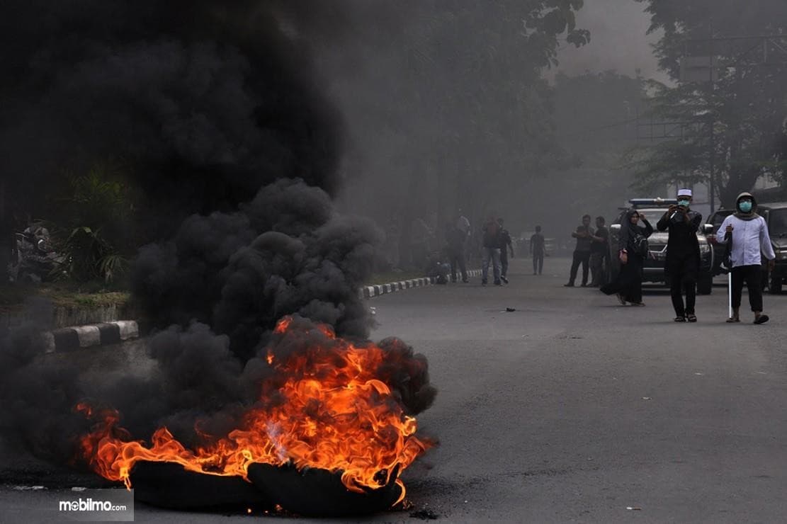 Ilustrasi pembakaran ban (Foto:Istimewa)