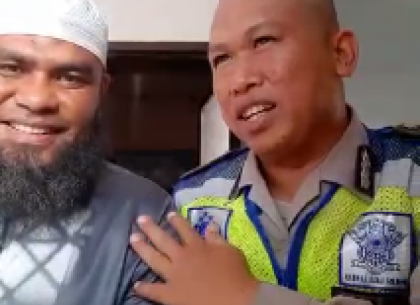 Imam Masjid dihukum mengaji karena lupa pakai helm (Foto:Istimewa)