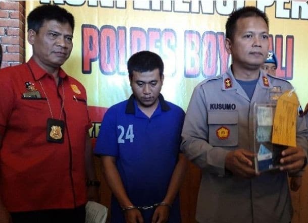Sudiyar alias Beni (32) di tengah, mengaku TNI (foto:Istimewa)
