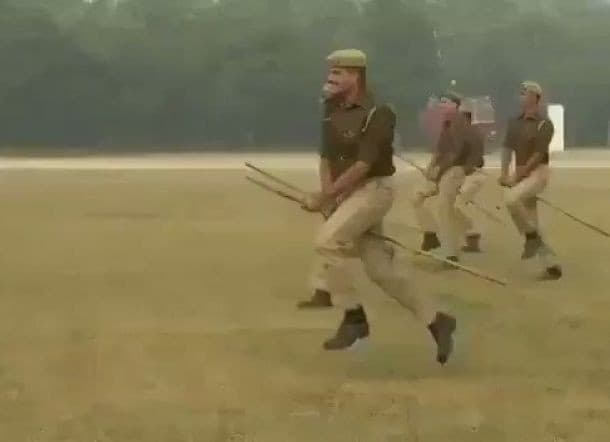 Polisi India gunakan kayu pengganti kuda (Foto:Istimewa)