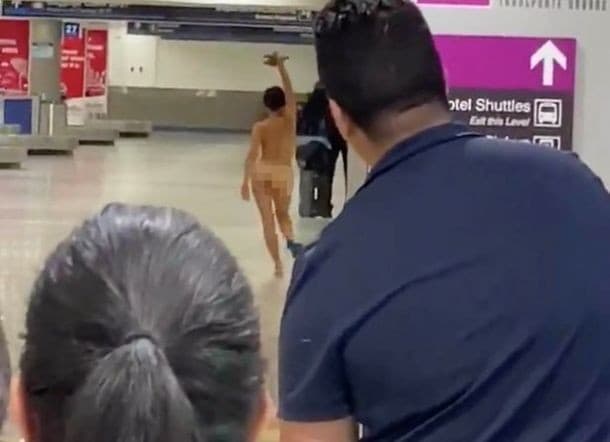 Seorang wanita telanjang di Bandara Internasional Miami, Florida (Foto:Istimewa)