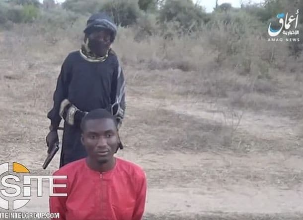Algojo Cilik ISIS Mengeksekusi Seorang Pria (Foto:Istimewa)