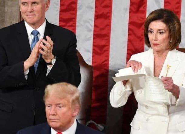 Nancy Pelosi merobek salinan pidatonya setelah Trump (Foto:AFP))