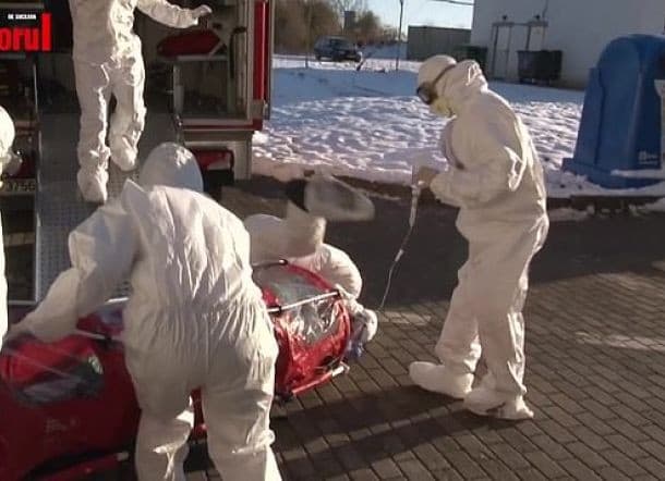 Petugas paramedis menjatuhkan pasien diduga terkena virus corona (Foto:Istimewa)