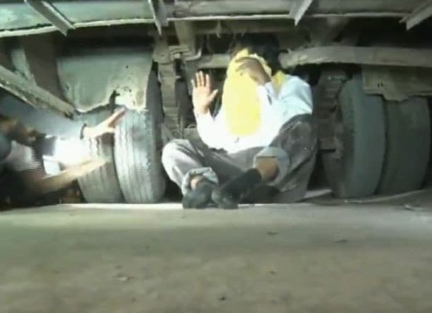 Diamuk istri pertama di acara pernikahan ke tiga suami sembunyi di kolong bus (FotO:Istimewa)
