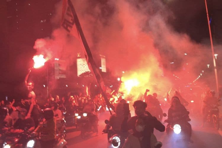 Jakmania saat merayakan kemenangan Persija Jakarta di kawasan Bundaran HI