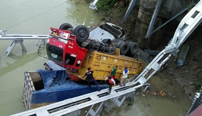 Jembatan ambruk di Nanfangao Yilan Taiwan (doc: travelingyuk.com)