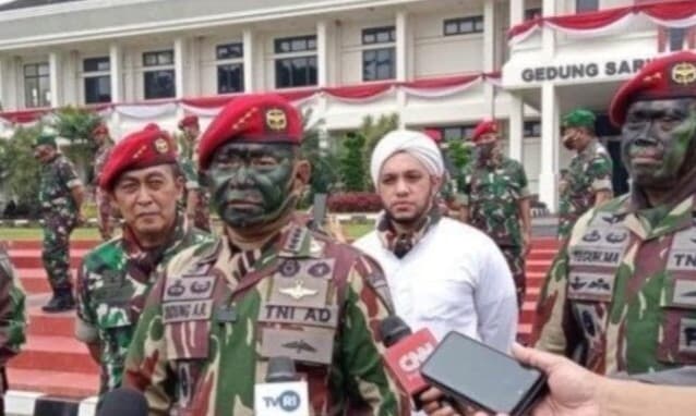 Sosok pria bersorban putih berdiri di belakang Jenderal Dudung saat acara Kopassus. (Foto: Istimewa)
